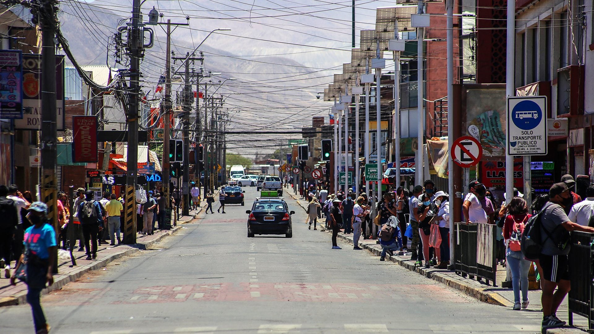 19 DE OCTUBRE DE 2020 / CALAMA Personas caminan por el centro de la ciudad , durante la fase 3 que comenzó este lunes después de estar en cuarentena total.
FOTO ALFONSO FERNANDEZ /AGENCIA UNO