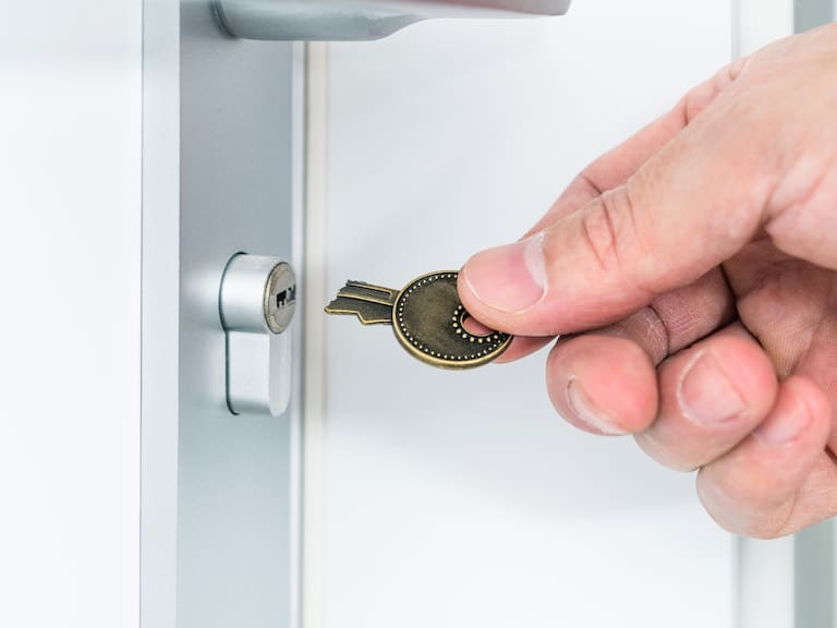 Experto cerrajero comparte truco definitivo para sacar una llave cuando se rompe en la chapa