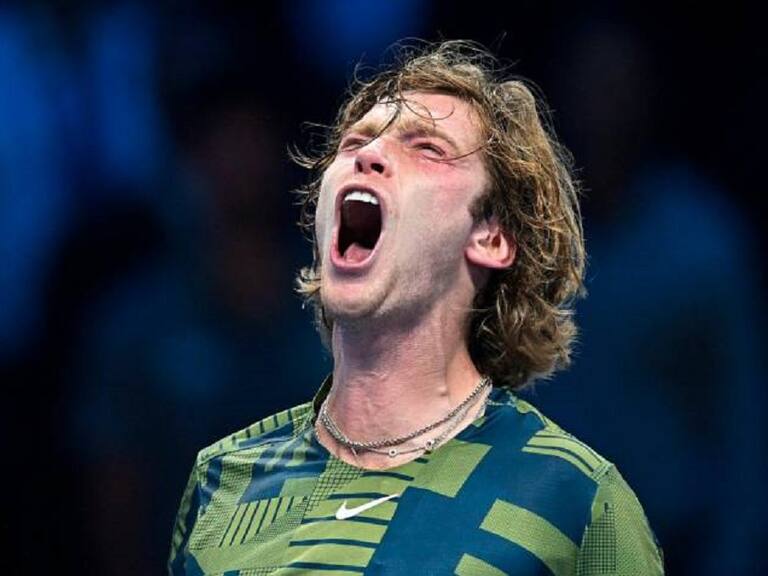 Andrey Rublev dejó eliminado a Stefanos Tsitsipas en el ATP World Finals y se metió de lleno en semifinales