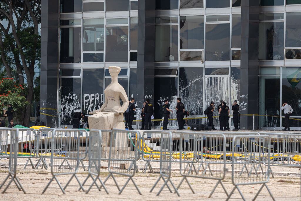 Forenses indagan el palacio presidencial atacado en Brasil