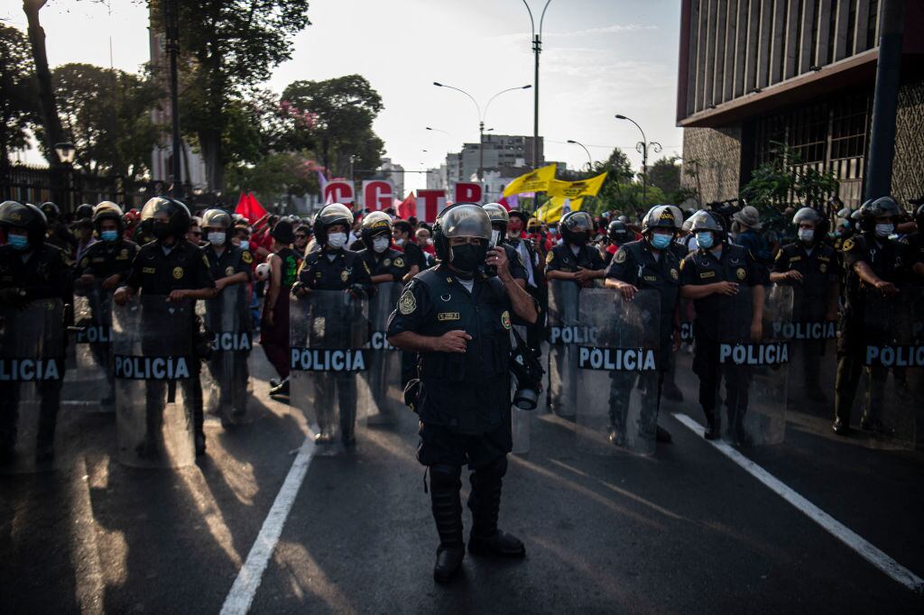 Policías peruanos vigilan una manifestación de la central de trabajadores en Lima
