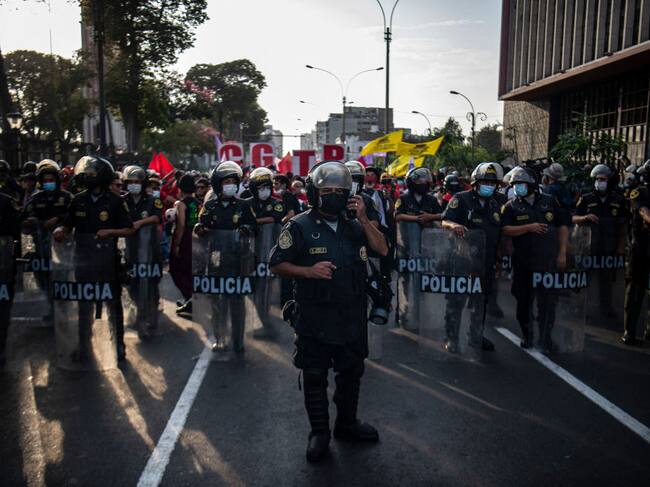 Policías peruanos vigilan una manifestación de la central de trabajadores en Lima
