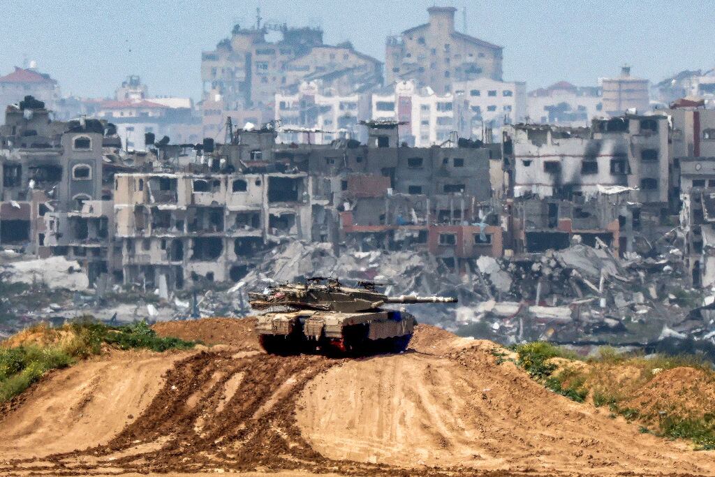 Un tanque del ejército de Israel avanza por caminos de tierra y en medio de la destrucción que dejan en la Franja de Gaza en Palestina.