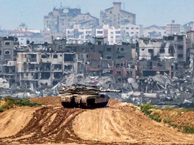 Un tanque del ejército de Israel avanza por caminos de tierra y en medio de la destrucción que dejan en la Franja de Gaza en Palestina.