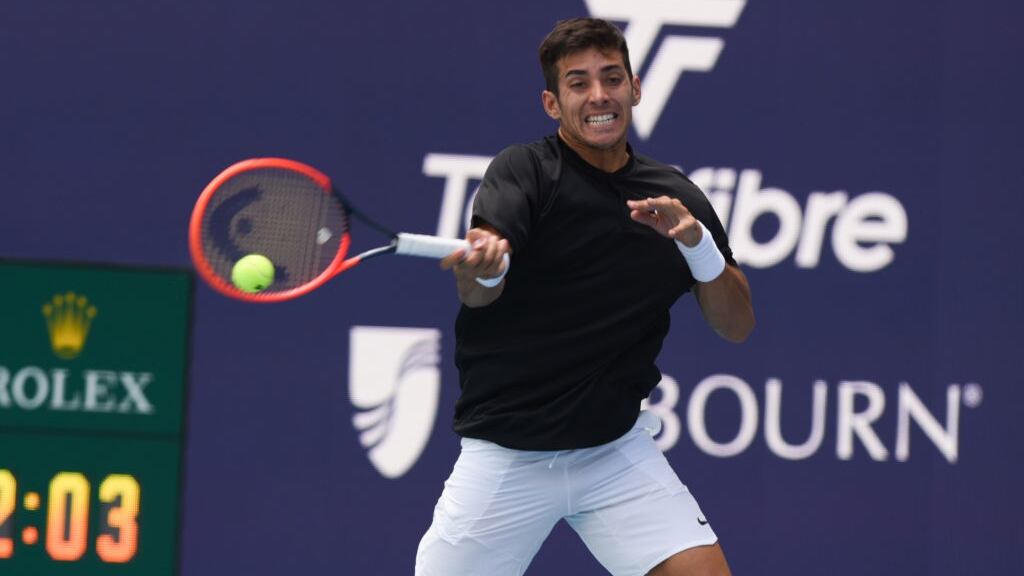 Cristian Garin da batalla ante Stefanos Tsitsipas pero queda eliminado en la tercera ronda de Miami