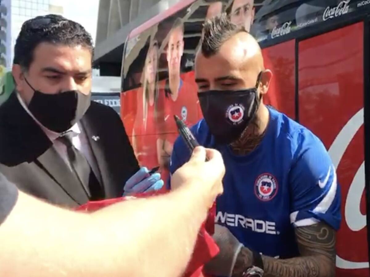 Guantes incluidos: Jugadores de la «Roja» compartieron con hinchas previo al entrenamiento