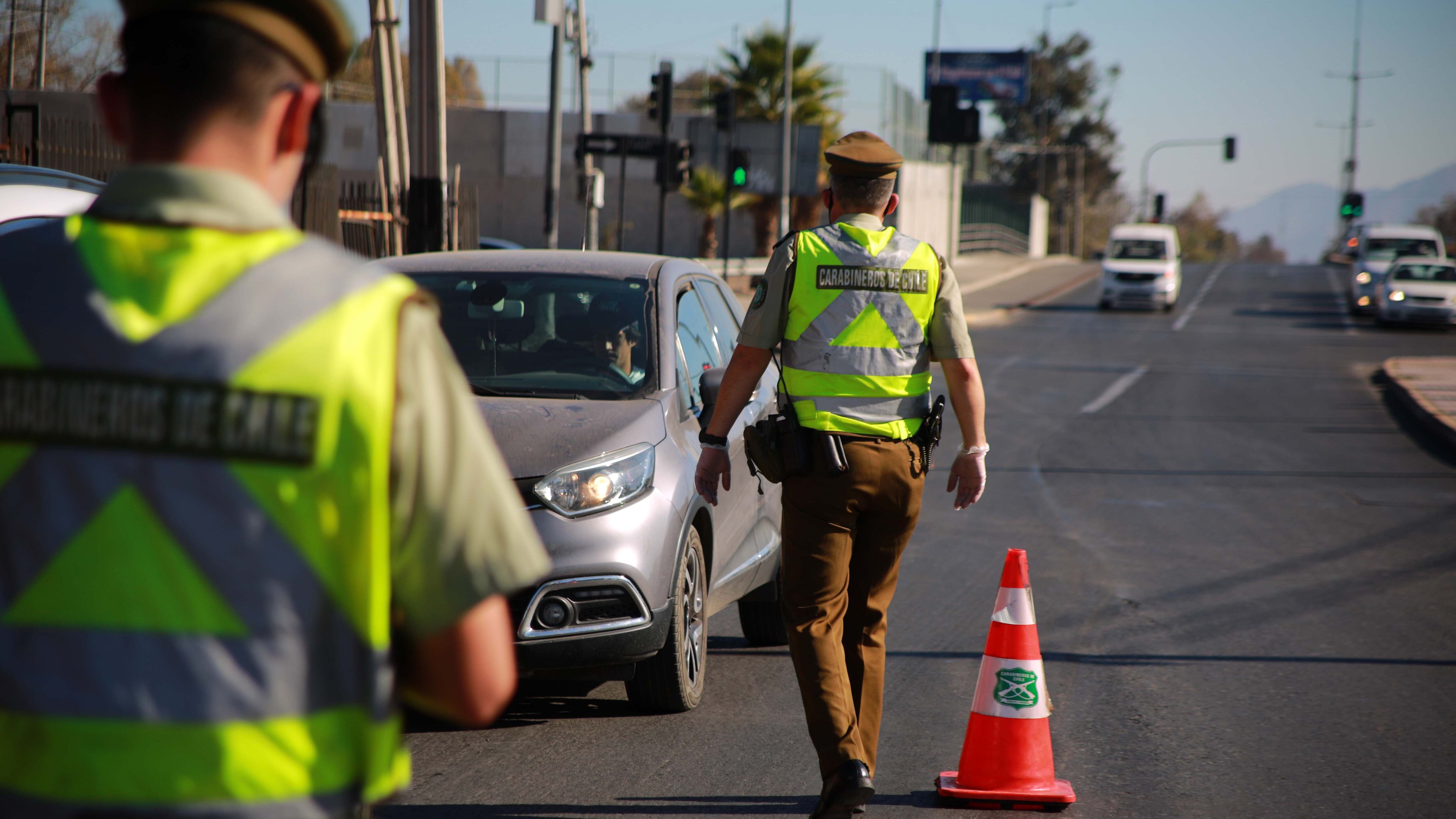 17 de Mayo del 2020/ SANTIAGO
Carabinero se acerca a un vehiculo para controlar a conductor, durante fiscalización en aduana sanitaria, que resguarda el cumplimiento de la cuarentena por pandemia de COVID-19 en la comuna de Puente Alto.
Fotos: JOSÉ FRANCISCO ZUÑIGA/ AGENCIAUNO