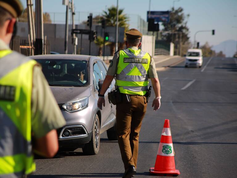 17 de Mayo del 2020/ SANTIAGO
Carabinero se acerca a un vehiculo para controlar a conductor, durante fiscalización en aduana sanitaria, que resguarda el cumplimiento de la cuarentena por pandemia de COVID-19 en la comuna de Puente Alto.
Fotos: JOSÉ FRANCISCO ZUÑIGA/ AGENCIAUNO