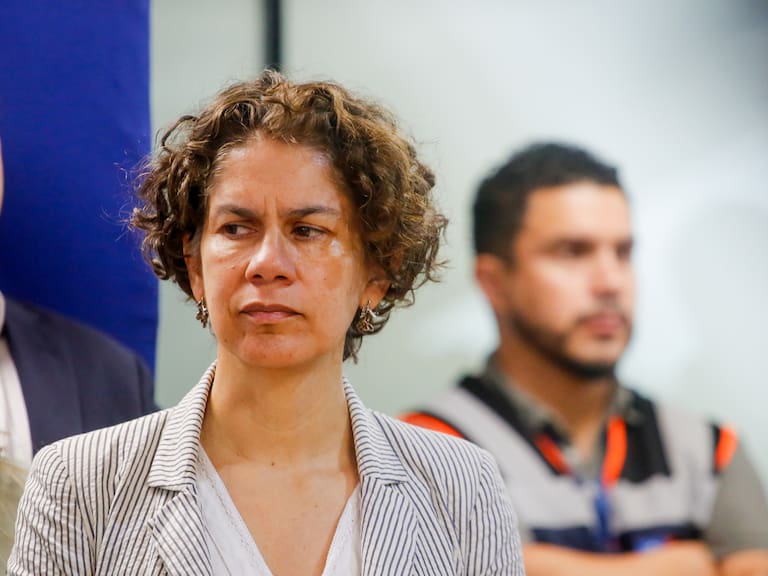 Futuro ministro de Kast responde a ministra Rojas: “¿Cómo puede dormir habiendo atrasado 18 meses un hospital del cáncer?”