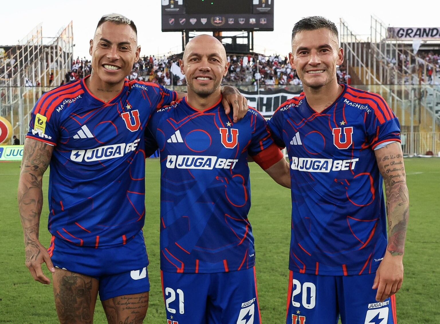 Vargas, Dïaz y Aránguiz celebrando en Macul