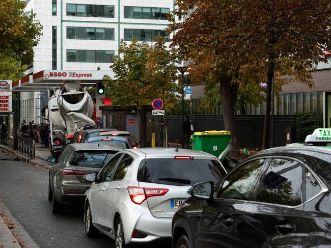 Largas filas de automóviles que buscan cargar gasolina ante la escasez en Francia