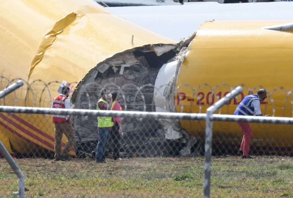 Avión de DHL se quiebra en el aeropuerto internacional Juan Santamaría