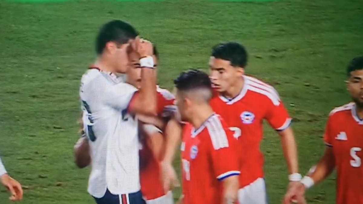 Al revés, era roja segura: el golpe de futbolista mexicano a Gabriel Suazo que no terminó en expulsión