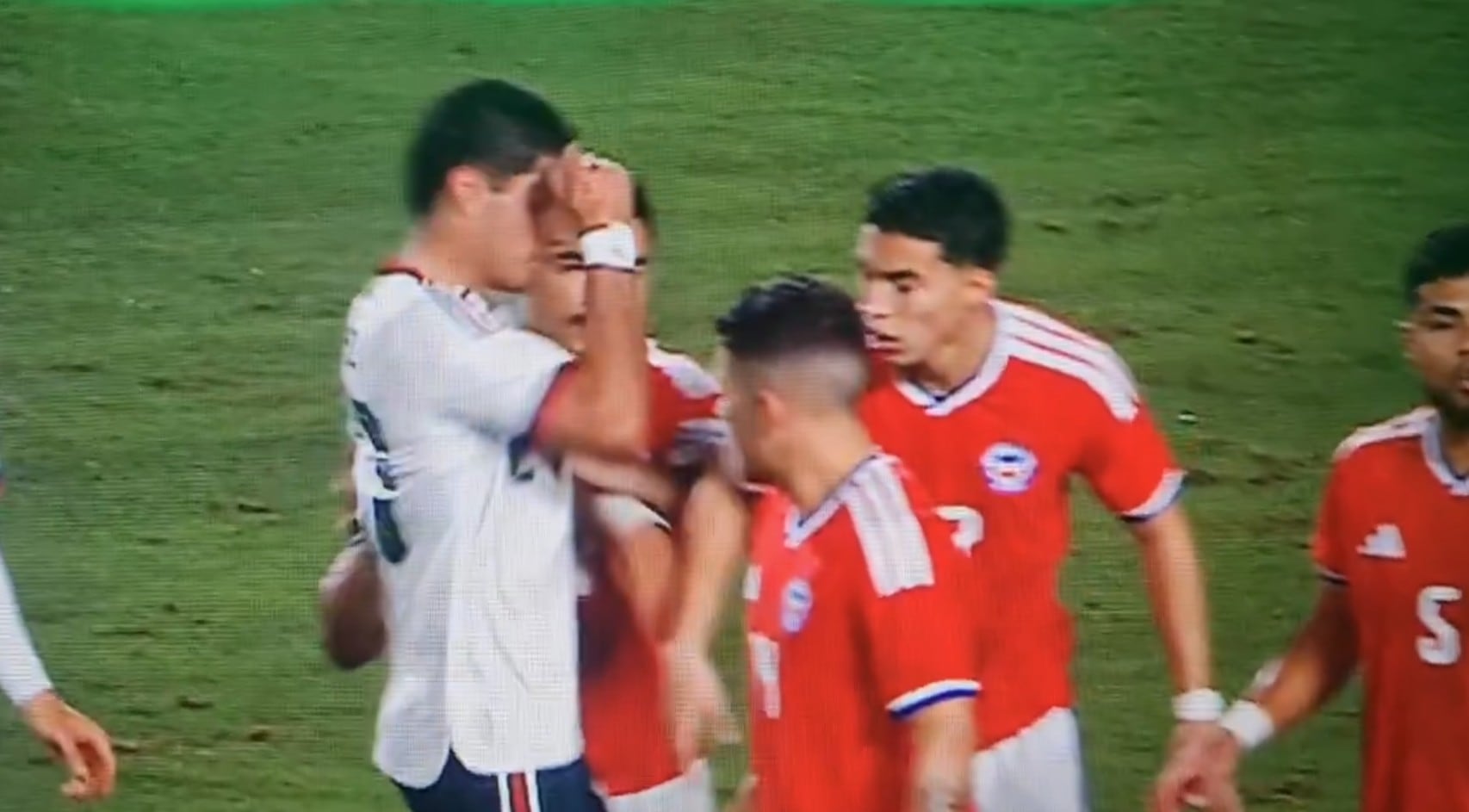 Al revés, era roja segura: el golpe de futbolista mexicano a Gabriel Suazo que no terminó en expulsión
