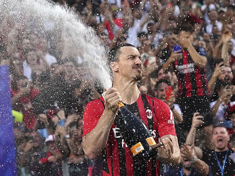 La particular celebración de Zlatan Ibrahimovic en el título del Milan: recibió la medalla bebiendo champaña y fumando puro