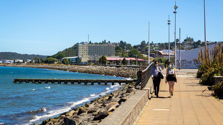05 de Febrero de 2021 / PUERTO MONTTUna pareja de mujeres con mascarilla caminan por la costanera de la ciudad disfrutando la brisa marina que ofrece el borde costero en un día de verano con inusitadas temperaturas para el sur del país durante cuarentena total vigente por Covid-19
FOTO: FELIPE CONSTANZO / AGENCIA UNO
