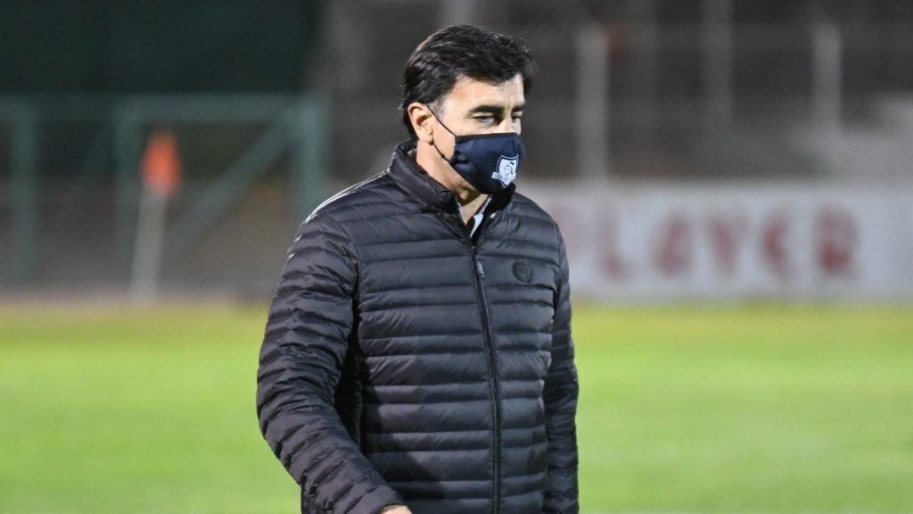 03 DE ABRIL 2021 / El SALVADOR Gustavo Quinteros hace abandono del campo de juego ,durante el partido valido por la fecha 2 del Campeonato Nacional AFP PlanVital 2021 ,entre Cobresal vs Colo Colo , disputado en el Estadio El Cobre 
FOTO CAMILO ALFARO / AGENCIAUNO