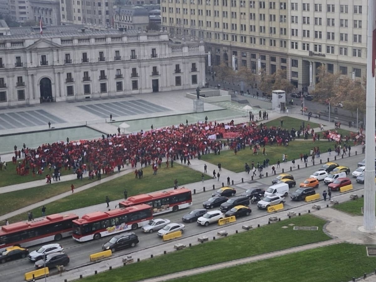 Matronas protestan frente a La Moneda por rechazo a nuevo decreto del Minsal