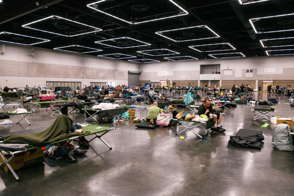 Personas escapan del calor en el Centro de Convenciones Oregon