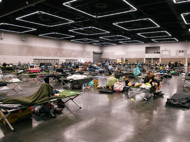 Personas escapan del calor en el Centro de Convenciones Oregon