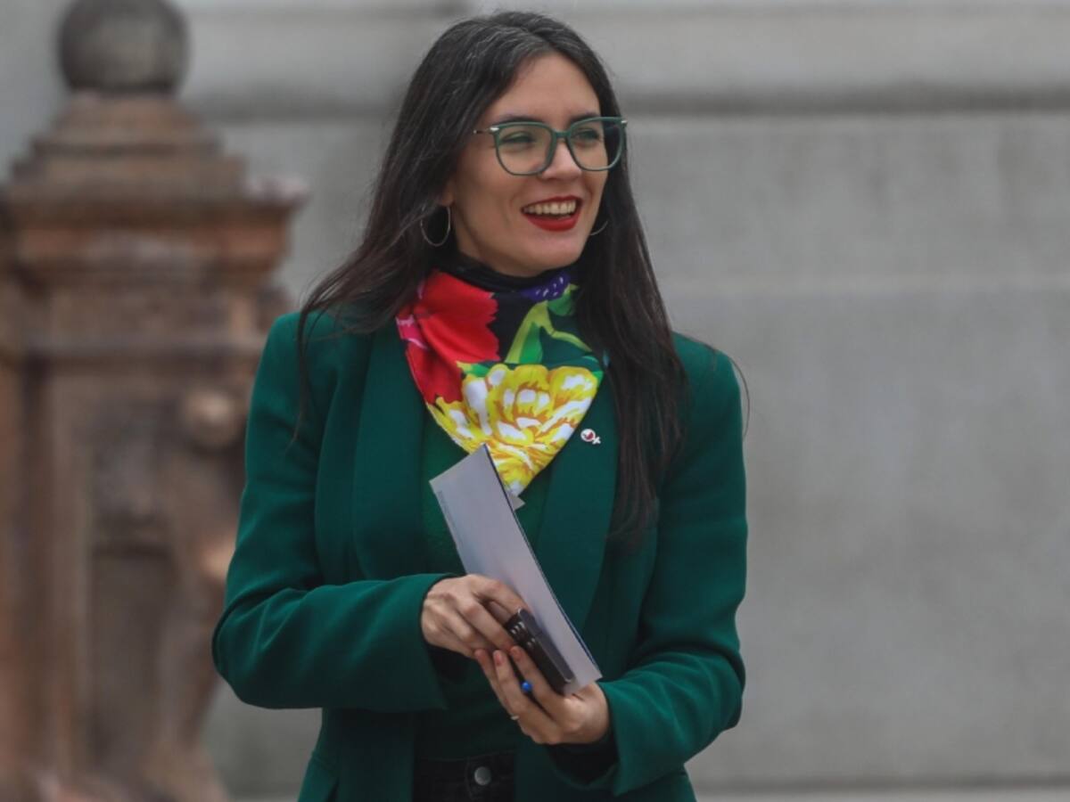 Ministra Vallejo destaca avances de Gobierno con sorpresiva décima: «Si queremos celebrar, motivos hay suficientes»