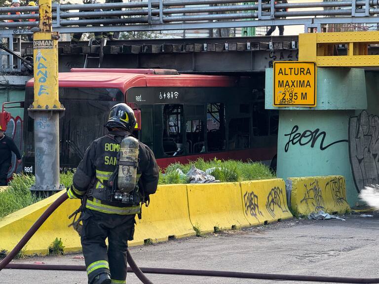 Bus eléctrico de empresa RED se incendia tras chocar con paso bajo nivel en Estación Central