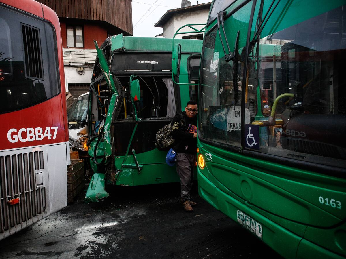 Una decena de lesionados y fuego en las máquinas: qué se sabe sobre el choque múltiple entre buses del transporte público registrado en Recoleta