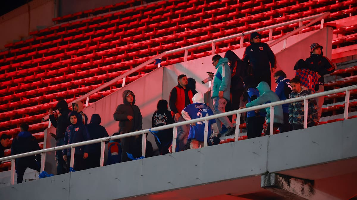 Para esto sí aparece la policía: hinchas de la U se manifiestan a las afueras del consulado argentino en Chile