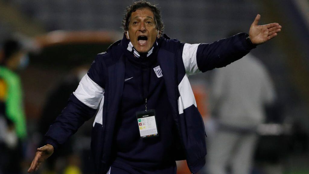 LIMA, PERU - SEPTEMBER 30: Mario Salas coach of Alianza Lima reacts during a Copa CONMEBOL Libertadores 2020 group F match between Alianza Lima and Estudiantes de Mérida at Estadio Alejandro Villanueva on September 30, 2020 in Lima, Peru. (Photo by Paolo Aguilar - Pool/Getty Images)