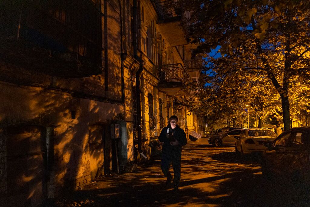 Las calles de Kiev en Ucrania se quedan sin luz tras los ataques de Rusia
