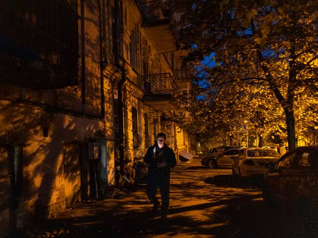 Las calles de Kiev en Ucrania se quedan sin luz tras los ataques de Rusia