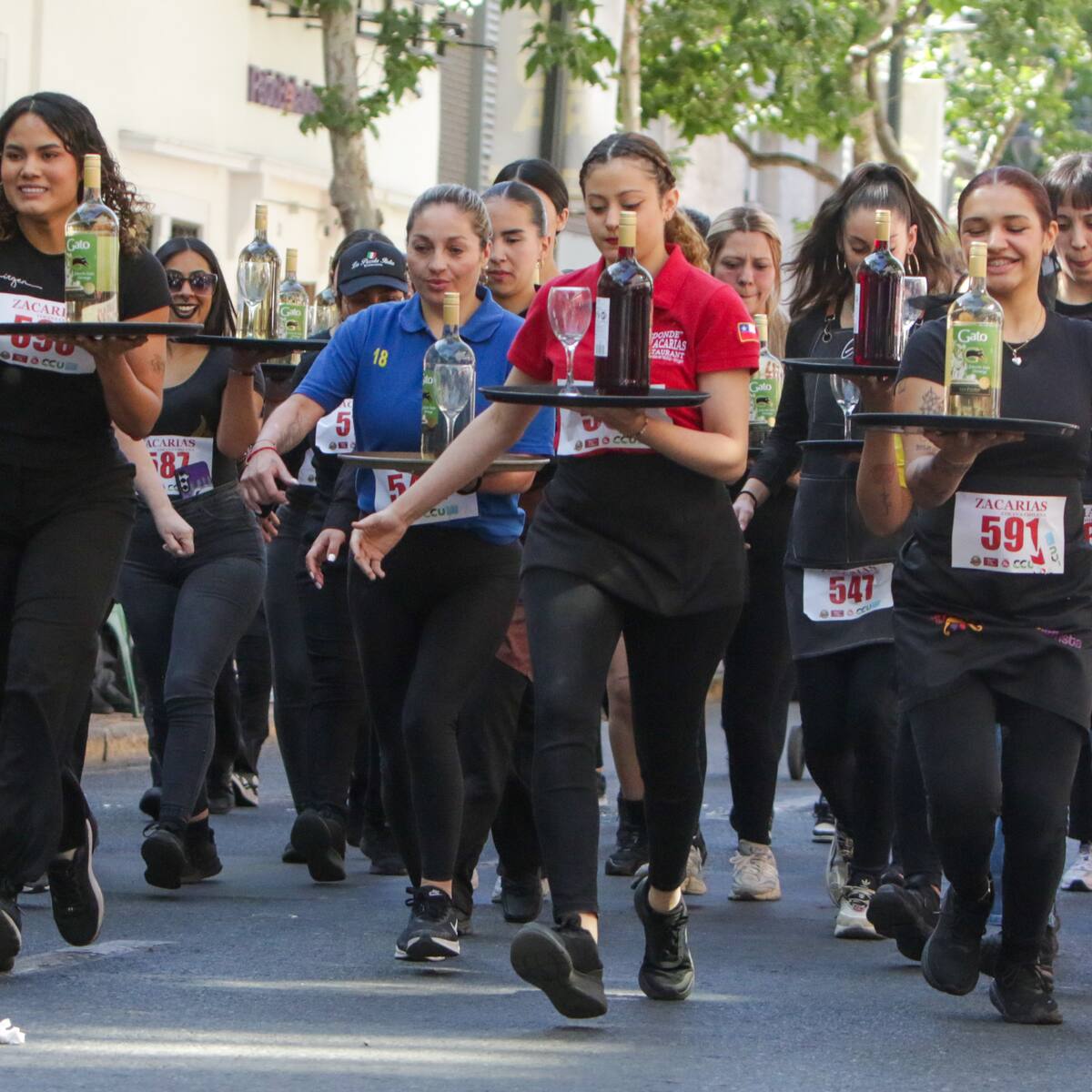 Con premios de hasta $1.000.000: más de 400 personas participaron en la 16ª Carrera de Garzones y Garzonas en Santiago