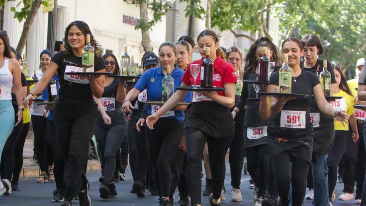 Con premios de hasta $1.000.000: más de 400 personas participaron en la 16ª Carrera de Garzones y Garzonas en Santiago
