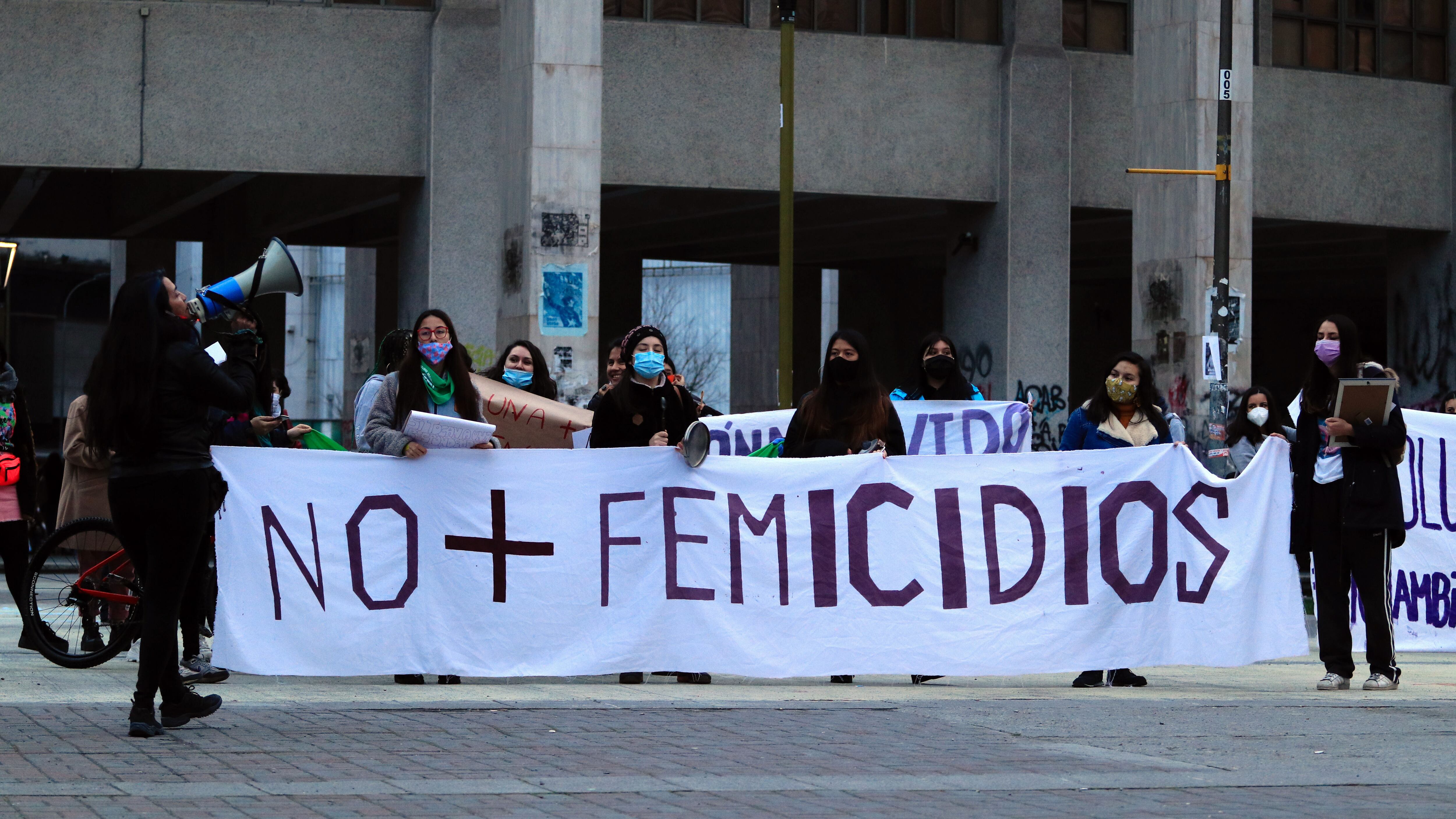 24 de Julio de 2020 / CONCEPCION
Mujeres en Concepcion realizan concentración y marcha en apoyo al caso de Antonia Barra, mientras se realiza el juicio en Temuco y el pais se encuentra en estado de catastrofe que impide reuniones masivas por peligro de contafio en medio de la pandemia Covid-19. En la imagen manifestantes con lienzo de No+ Femicidios
FOTO: RODRIGO GAJARDO / AGENCIAUNO