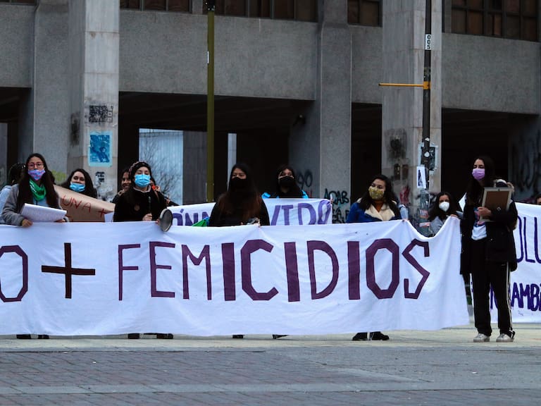 24 de Julio de 2020 / CONCEPCION
Mujeres en Concepcion realizan concentración y marcha en apoyo al caso de Antonia Barra, mientras se realiza el juicio en Temuco y el pais se encuentra en estado de catastrofe que impide reuniones masivas por peligro de contafio en medio de la pandemia Covid-19. En la imagen manifestantes con lienzo de No+ Femicidios

FOTO: RODRIGO GAJARDO / AGENCIAUNO