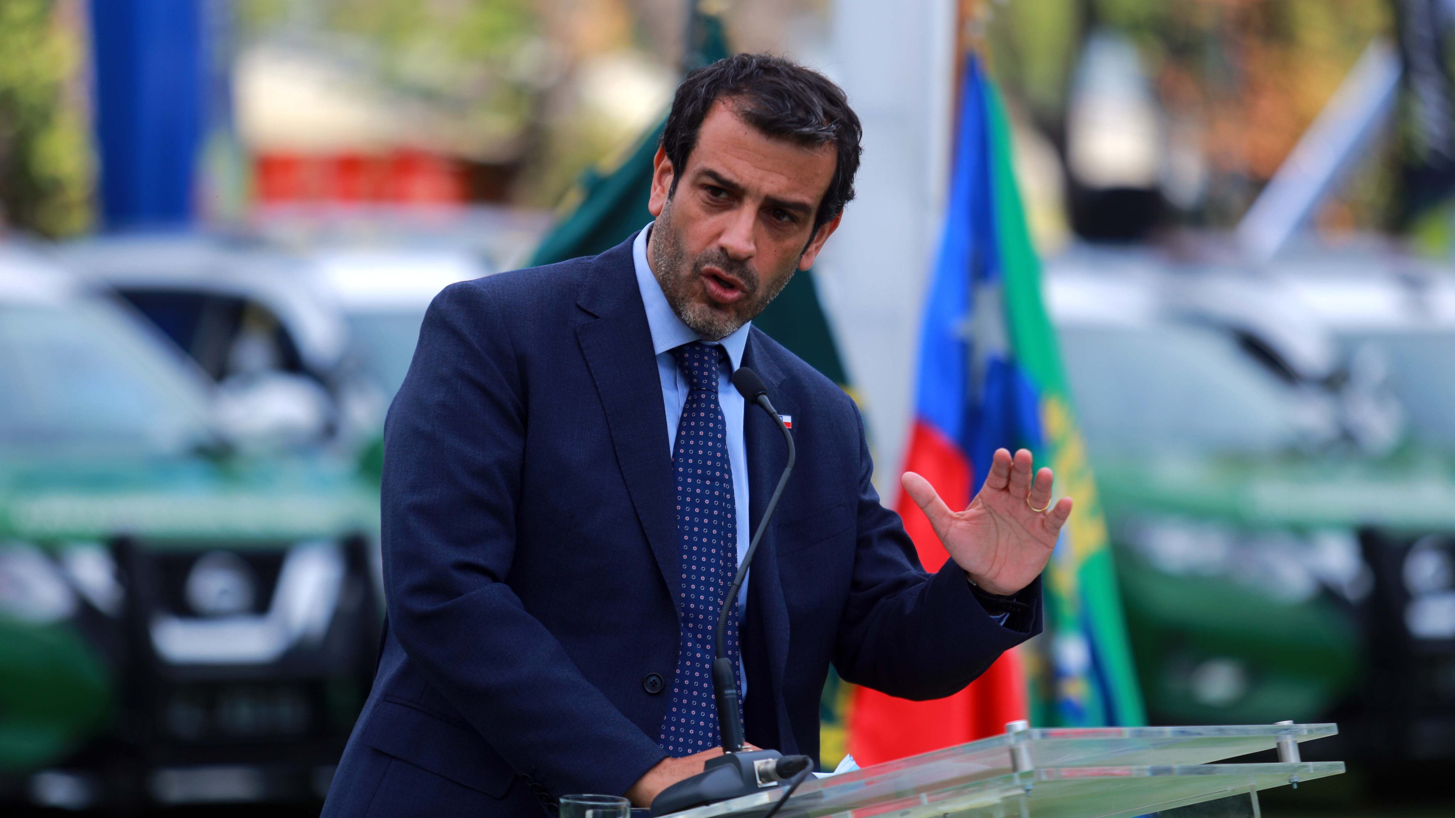 30 de Diciembre del 2020/ SANTIAGO
El ministro del Interior, Rodrigo Delgado junto al alcalde de La Florida Rodolfo Carter, participan en la entrega de 20 patrullas blindadas por parte de la comuna a Carabineros para reforzar el trabajo policial en la comuna, esto esto a propósito del incremento de delitos violentos como “portonazos” y “encerronas”, en medio de la pandemia de covid-19.
Fotos: JOSÉ FRANCISCO ZUÑIGA/ AGENCIAUNO
