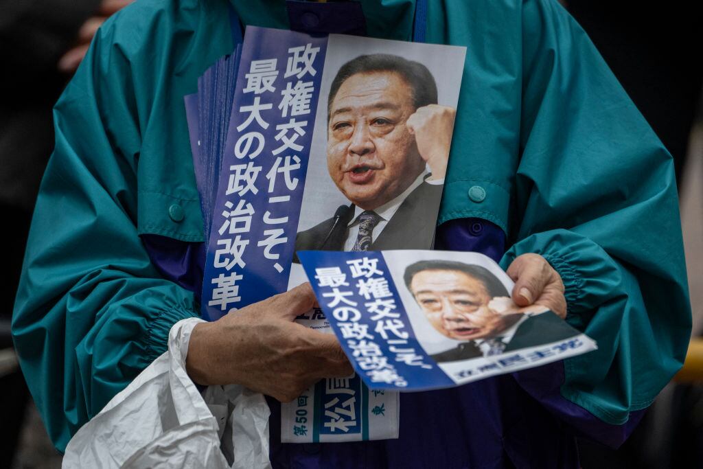 Persona con volantes del líder opositor del Partido Constitucional Democrático, Yoshihiko Noda, durante la campaña en la ciudad de Tokio en Japón
