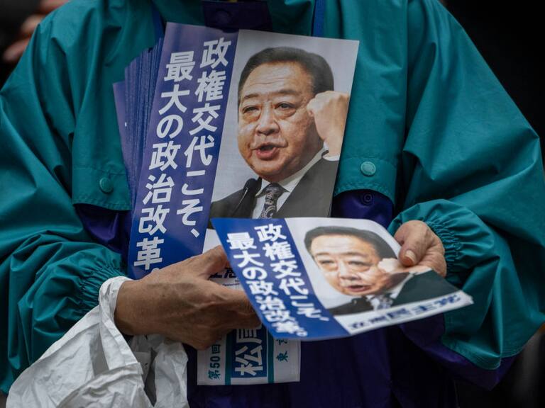 Persona con volantes del líder opositor del Partido Constitucional Democrático, Yoshihiko Noda, durante la campaña en la ciudad de Tokio en Japón