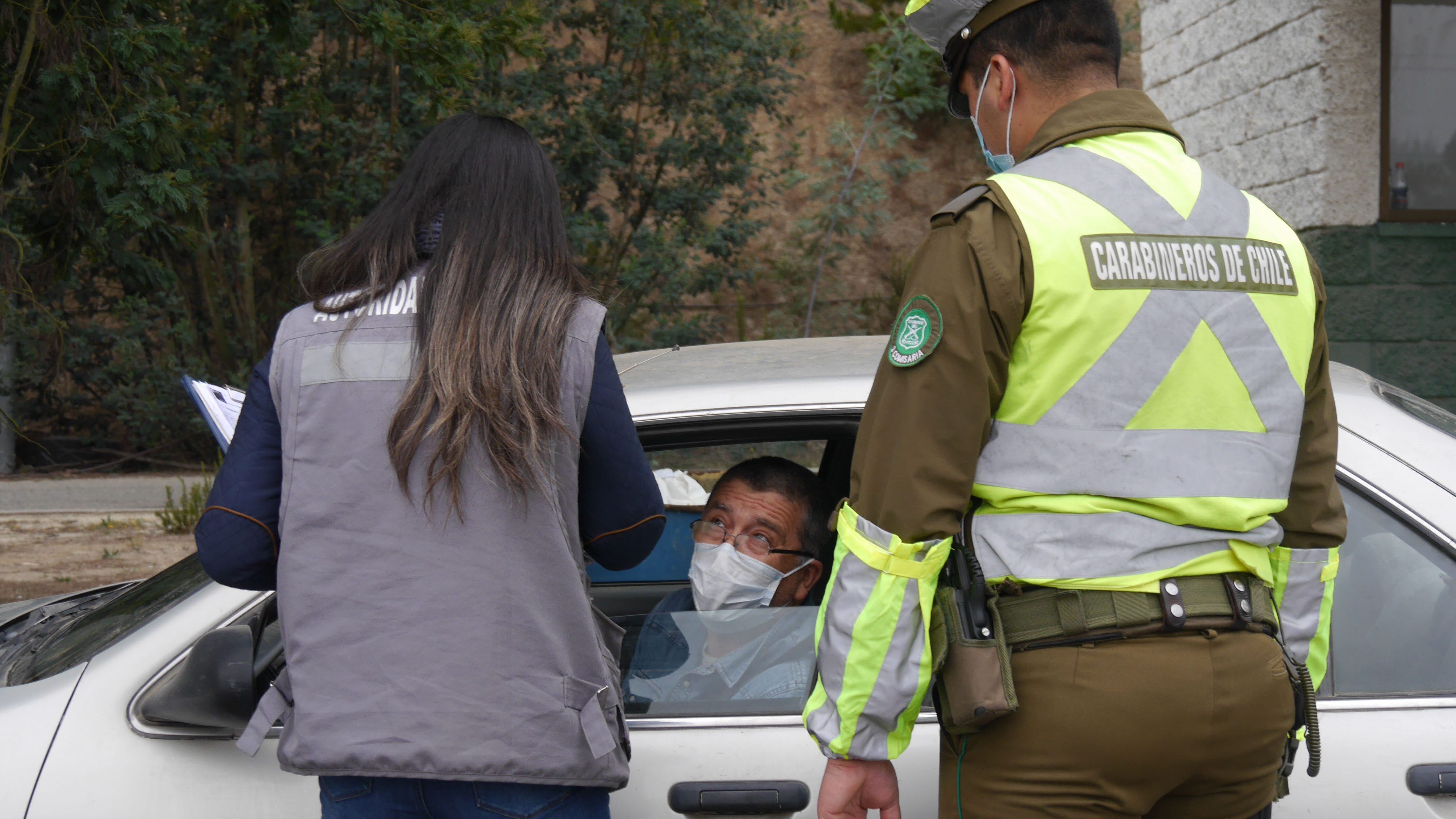 01 DE ABRIL DE 2021/VALPARAISOFuncionarios de la Autoridad Sanitaria (i) y Carabineros (d) revisan documentacion a un conductor, en el inicio del control sanitario en la Ruta 68, a la altura de la Reserva Nacional Laguna Penuelas, de cara al inicio de la Semana Santa, en el marco de la cuarentena total que vive Valparaiso, Vina del Mar y Concon, a causa del aumento de los contagios de Coronavirus.
FOTO: SANTIAGO MORALES/AGENCIAUNO