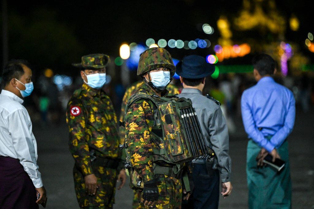 Los soldados custodian las calles de Myanmar bajo la orden de una junta militar