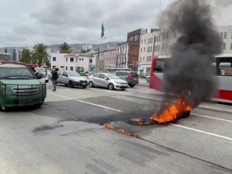 Pescadores de la ex Caleta Sudamericana levantaron barricadas en Valparaíso como protesta a 8 años de su traslado