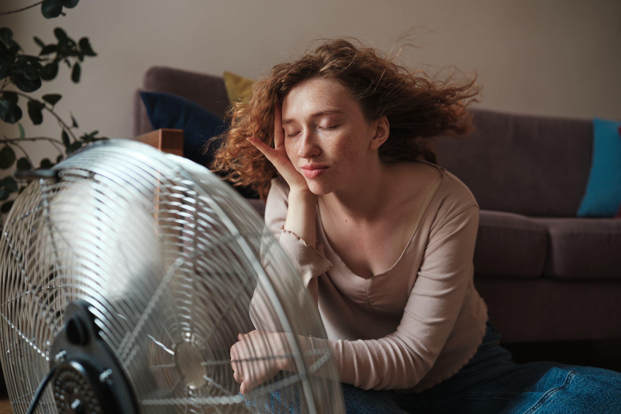 Arquitecto revela truco para hacer que tu ventilador refresque como un aire acondicionado (y de paso ahorres dinero)