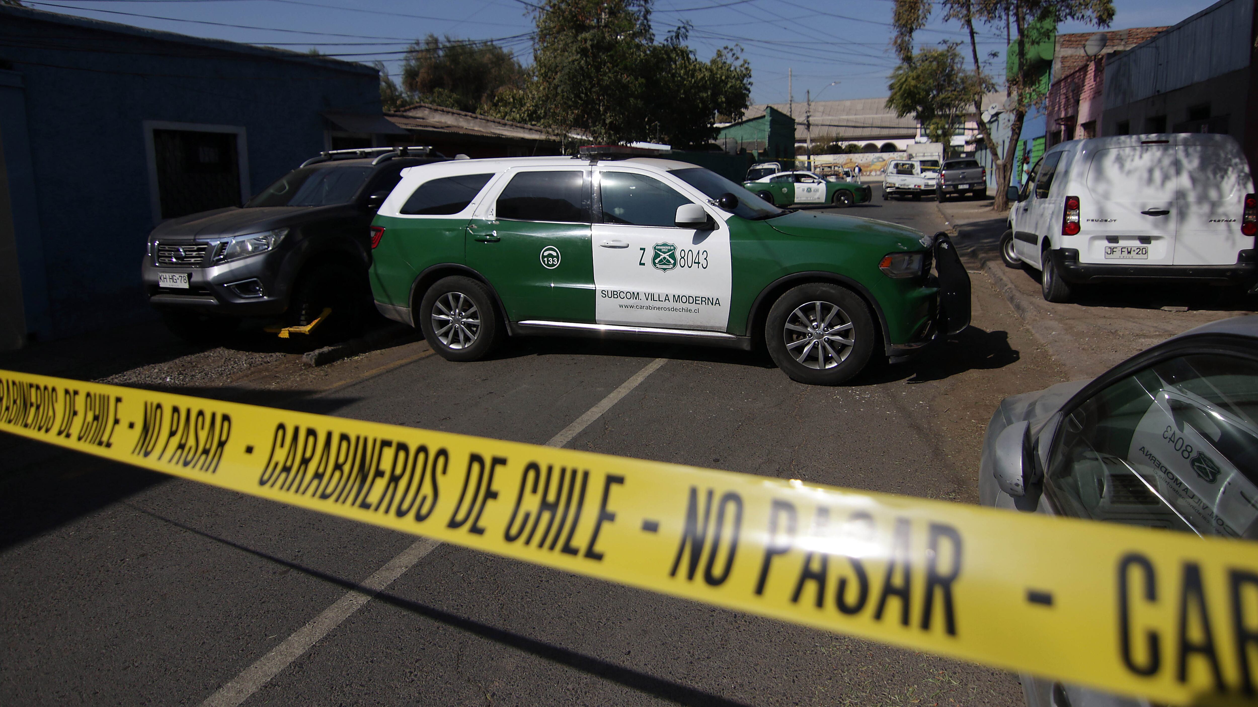 04 de Mayo del 2020/SANTIAGO Esta mañana ocurrió un homicidio dentro de una empresa de la comuna de Independencia, los autores serian 4 hombres que llegaron al lugar haciéndose pasar por clientes y habrían disparado al dueño, la investigación quedo a cargo de la brigada de homicidios de la PDI. En la imagen carabineros custodia el sitio del suceso
FOTO: FRANCISCO CASTILLO /AGENCIAUNO