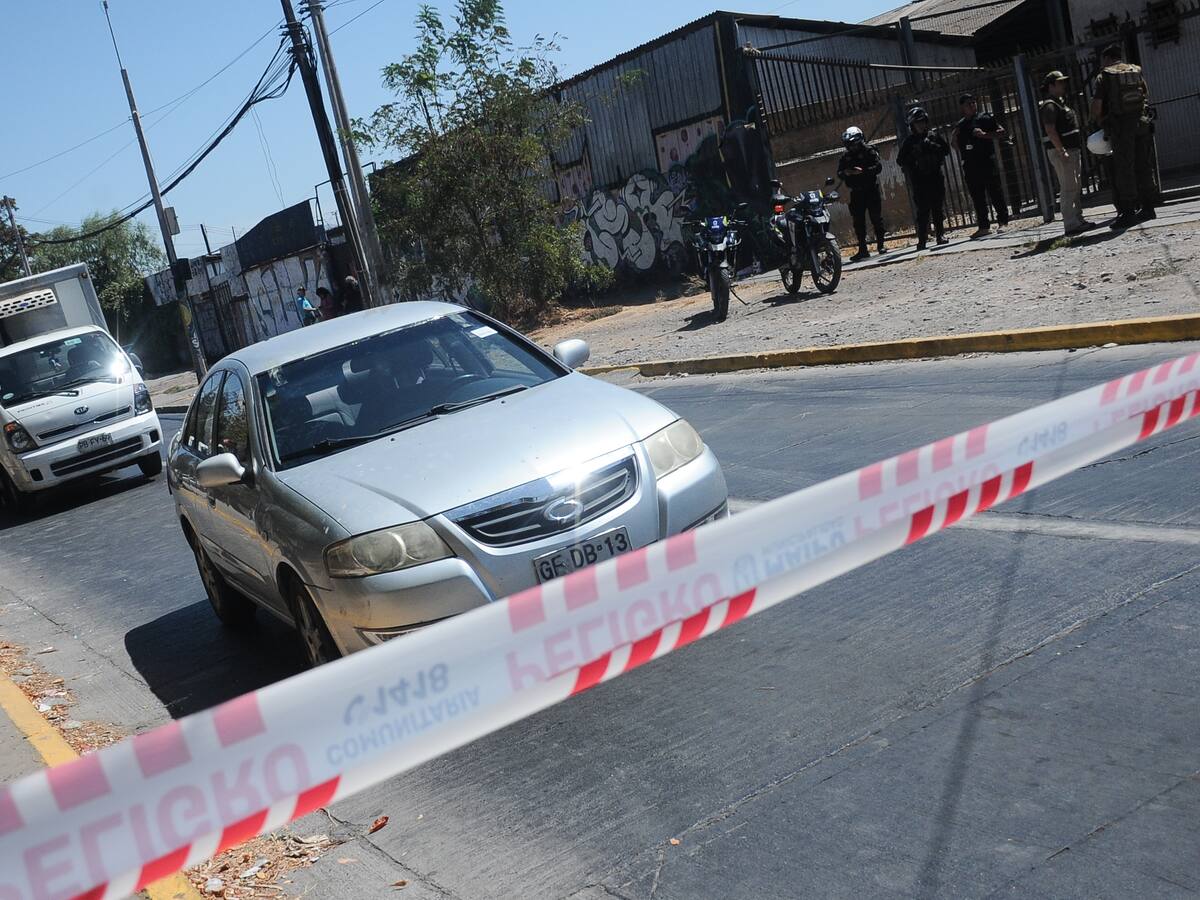 Violento robo de camión en Quilicura termina en balacera: ladrones intentaron atropellar a carabinero