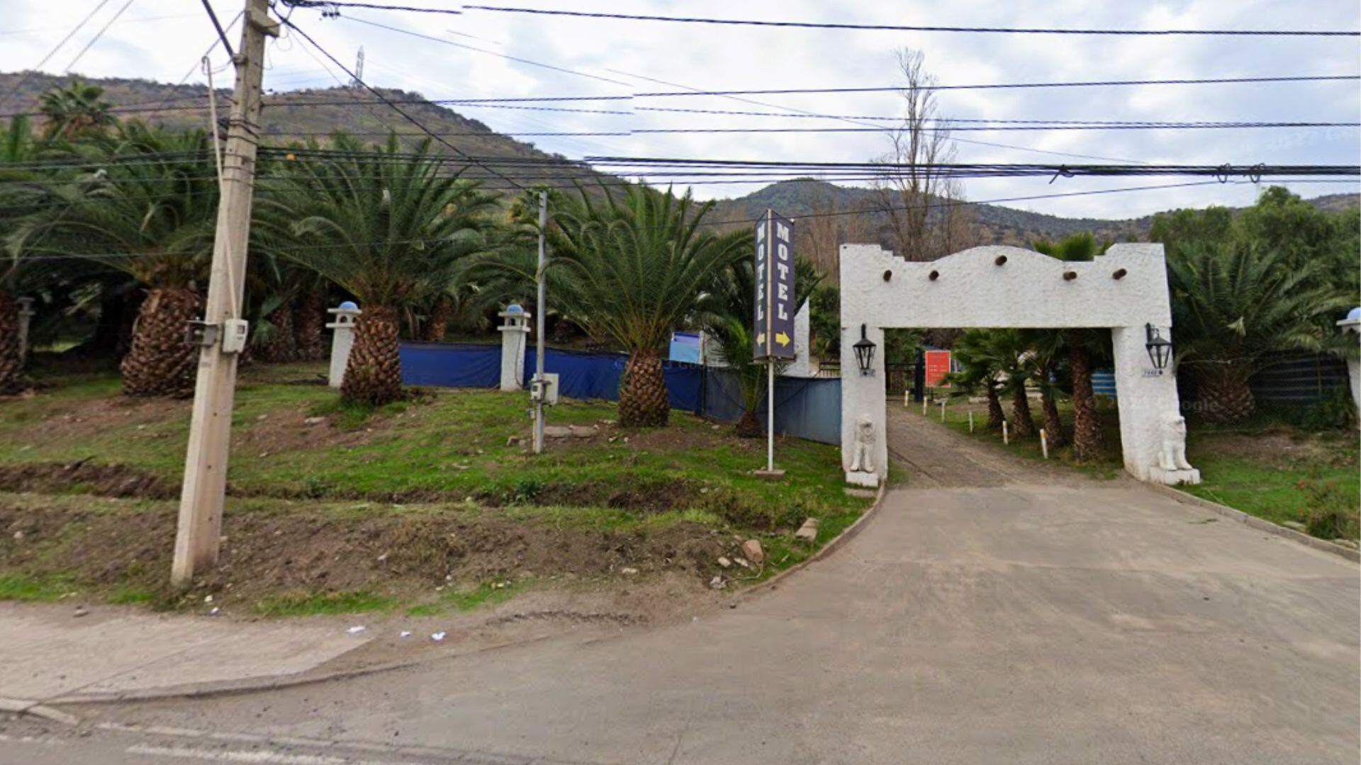 Hallan sin vida a joven de 27 años en motel de Quilicura: habría ingresado con dos mujeres.