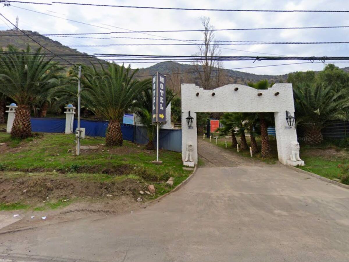 Hallan sin vida a joven de 27 años en motel de Quilicura: habría ingresado con dos mujeres