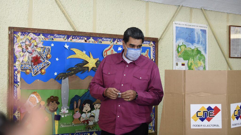 CARACAS, VENEZUELA - DECEMBER 06: Nicolas Maduro, Venezuela's President holds his vote to put it into a ballot at the ecological school Simon Rodriguez in Fuerte Tiuna in Caracas, on December 6, 2020 during Venezuela's legislative elections. (Photo by Stringer/Anadolu Agency via Getty Images)