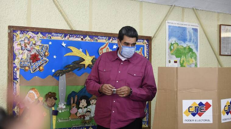 CARACAS, VENEZUELA - DECEMBER 06: Nicolas Maduro, Venezuela's President holds his vote to put it into a ballot at the ecological school Simon Rodriguez in Fuerte Tiuna in Caracas, on December 6, 2020 during Venezuela's legislative elections. (Photo by Stringer/Anadolu Agency via Getty Images)
