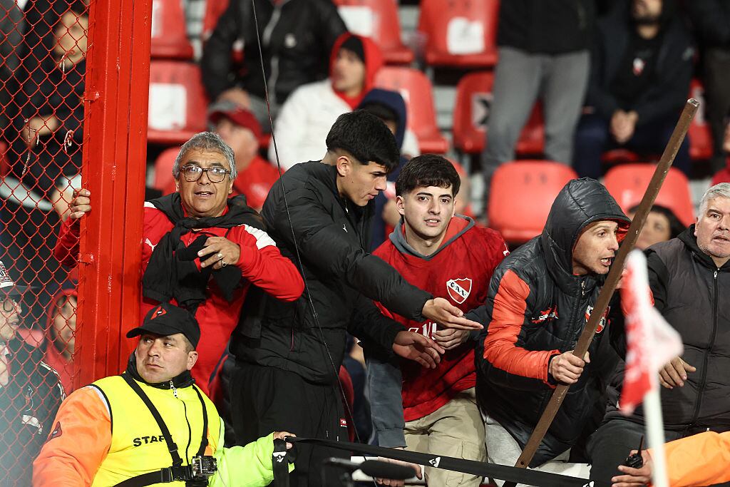 Hinchas de Independiente totalmente descontrolados