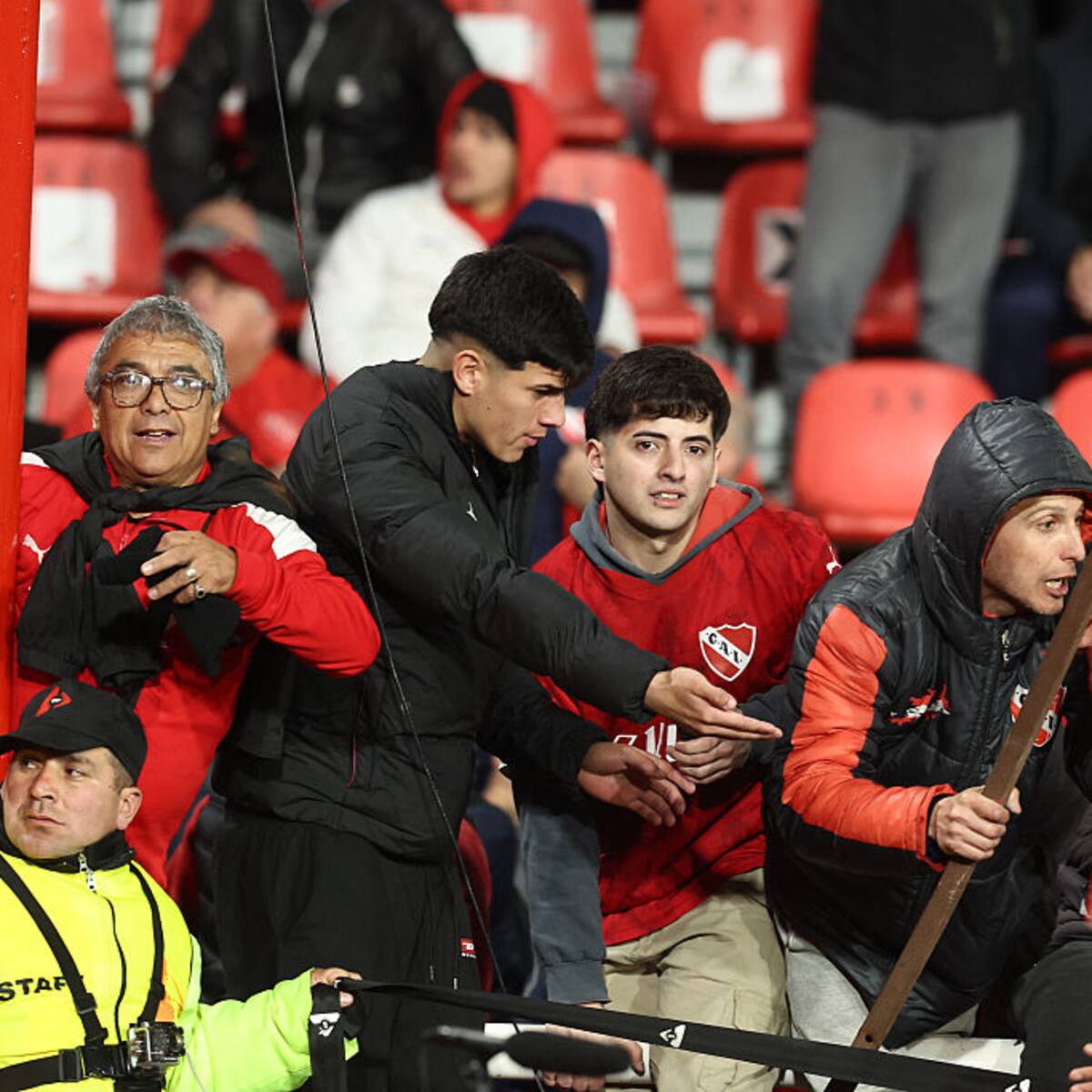 ¿Y la polícia? Revelan momento en que hinchas de Independiente rompen las puertas para agredir a hinchas de la U